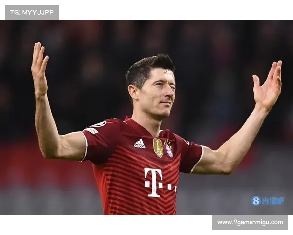 拜仁赛前训练莱万单独加练，疑似回应进球荒质疑